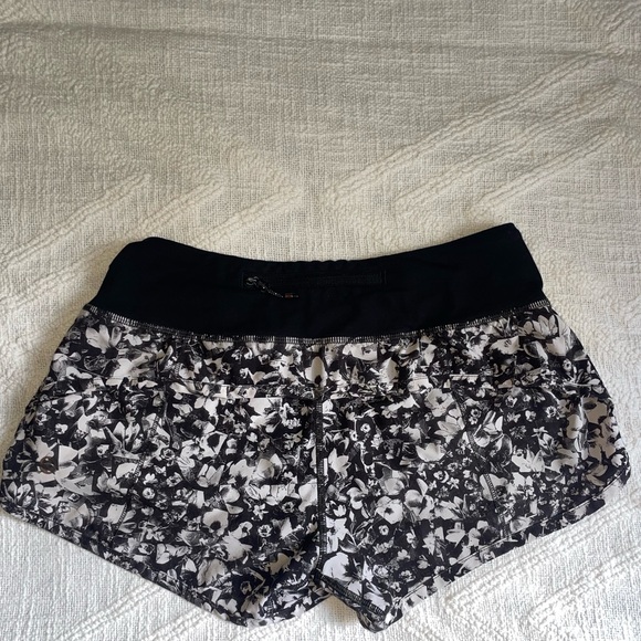 LuluLemon Speed Short 2.5” - Picture 3 of 5
